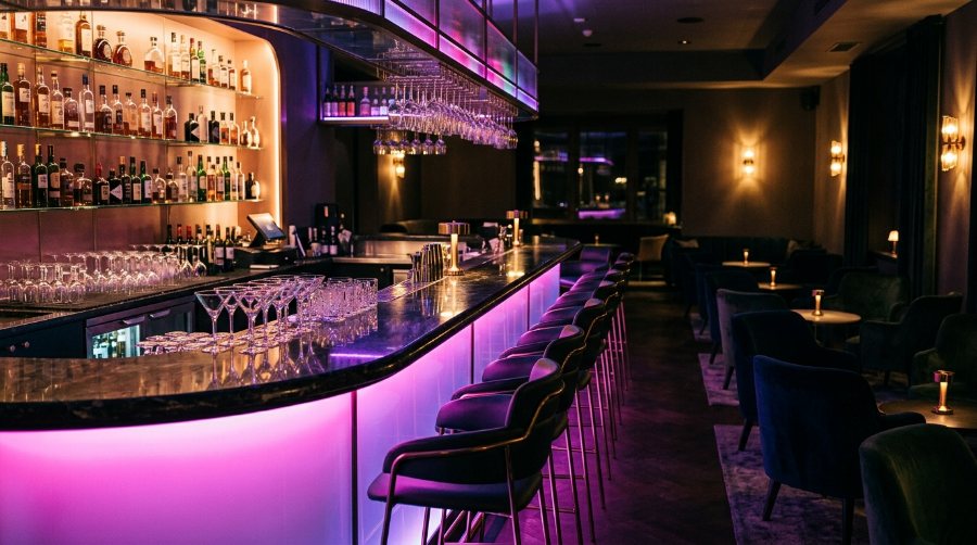 Bar et petits salons